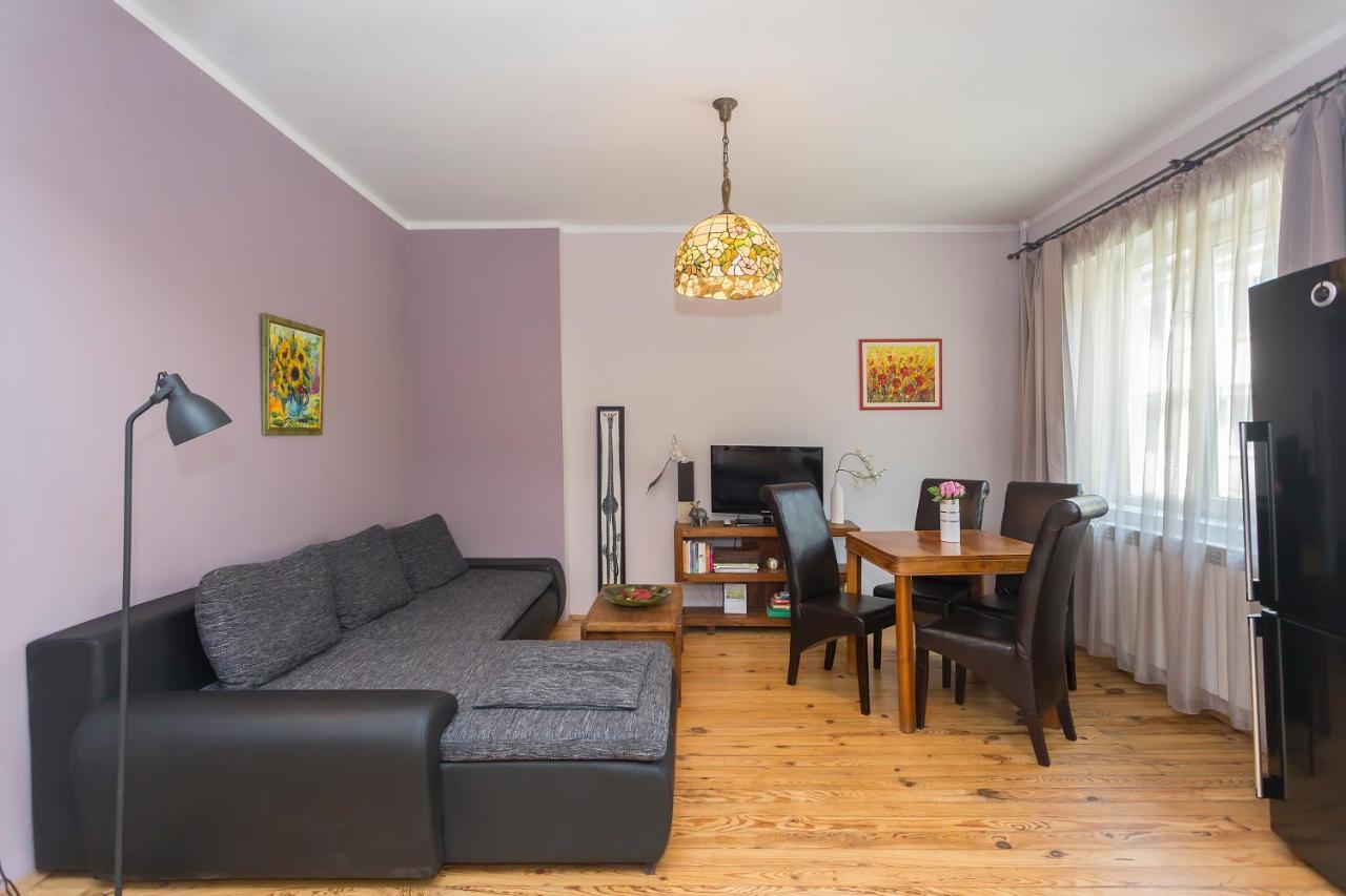 Colorful 2bdr In The Center Apartment *